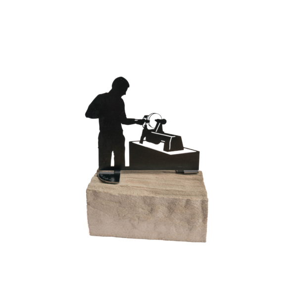 Tourneur sur bois – Figurine L
